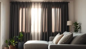 Bekijk stijlvolle verduisterende gordijnen die privacy en comfort bieden in een woonkamer.